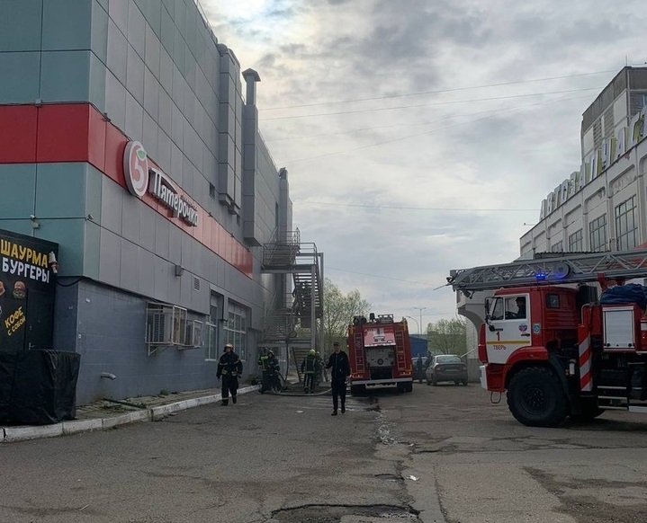 В Твери горит торгово-развлекательный центр «Слава»